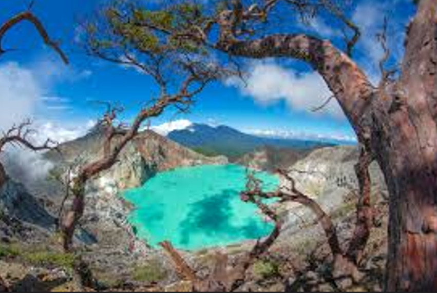 A panoramatic of Ijen Crater